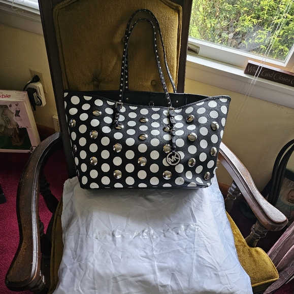 New-MK JetSet Studded Tote 🖤🤍 - Picture 16 of 16